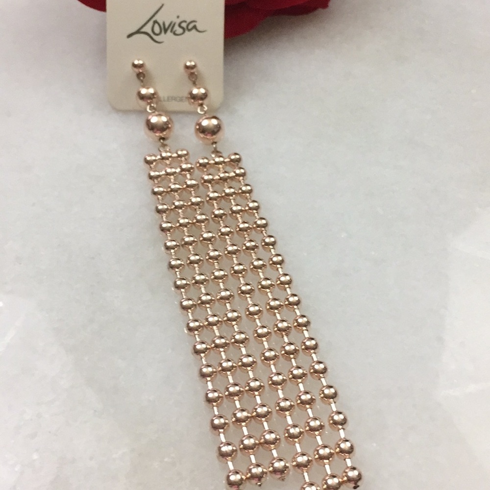 Long statement earrings in rose gold!